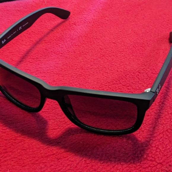 Black Ray-Ban Classic Justin Polarized Sunglasses with Case and Cleaning Cloth - Picture 3 of 8
